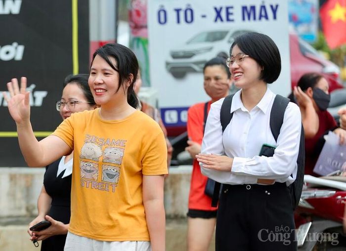 Kỳ thi vẫn còn phía trước với nhiều thử thách, nhưng sự chuẩn bị kỹ lưỡng, tâm lý vững vàng cùng quyết tâm của tuổi trẻ đang tiếp thêm niềm tin để các sĩ tử Thanh Hóa tự tin vượt vũ môn, chạm tới những ước mơ và hoài bão của mình. Ảnh: Ngô Nhung