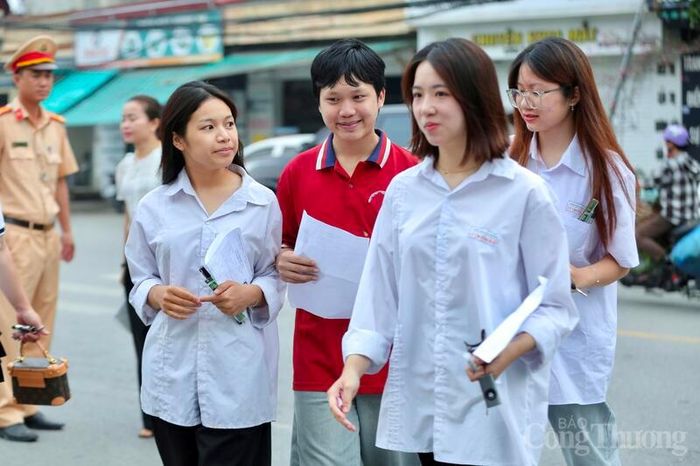 Những gương mặt rạng rỡ, nở nụ cười tự tin xuất hiện tại nhiều điểm thi trên địa bàn Thanh Hóa trong sáng đầu tiên của Kỳ thi tốt nghiệp THPT 2026. Sự lạc quan và quyết tâm của các sĩ tử cho thấy sự chuẩn bị kỹ lưỡng trước kỳ thi quan trọng. Ảnh: Ngô Nhung