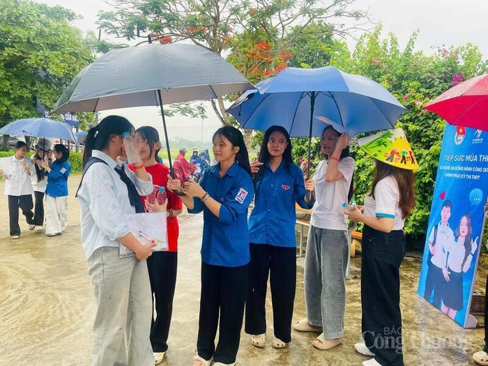 Theo ghi nhận trước giờ thi, nhiều địa phương tại Hà Tĩnh xuất hiện mưa lớn. Tuy nhiên, giữa cơn mưa nặng hạt, các tình nguyện viên "áo xanh" vẫn mặc áo mưa túc trực tại cổng trường để hướng dẫn vị trí phòng thi và tận tình che dù cho sĩ tử.