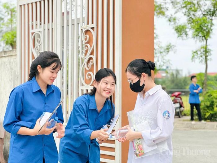 Đúng 7h35, các thí sinh bắt đầu làm bài thi môn Ngữ văn theo hình thức tự luận với thời gian 120 phút.