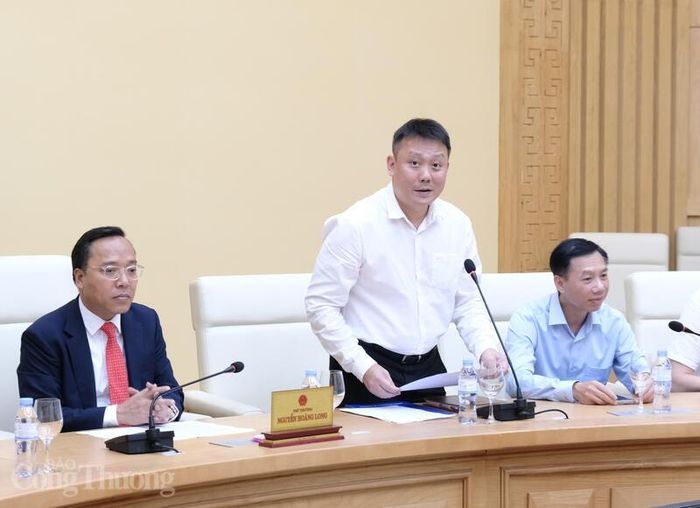 Phó Vụ trưởng Vụ Tổ chức cán bộ Nguyễn Quang Hồng công bố Quyết định.