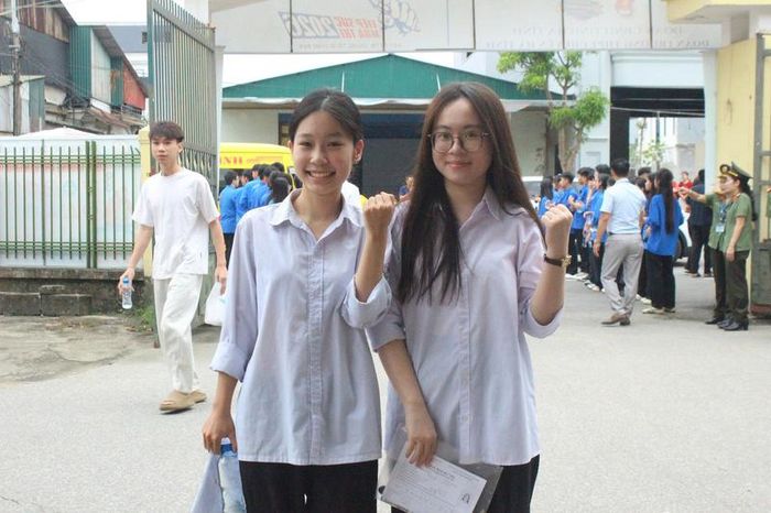 Bước vào phòng thi, các thí sinh giữ tâm thế thoải mái, tự tin và sẵn sàng quyết tâm đạt kết quả cao. Chiều cùng ngày, các em tiếp tục làm bài thi môn Toán với thời gian 90 phút. Ảnh: Phúc Sơn