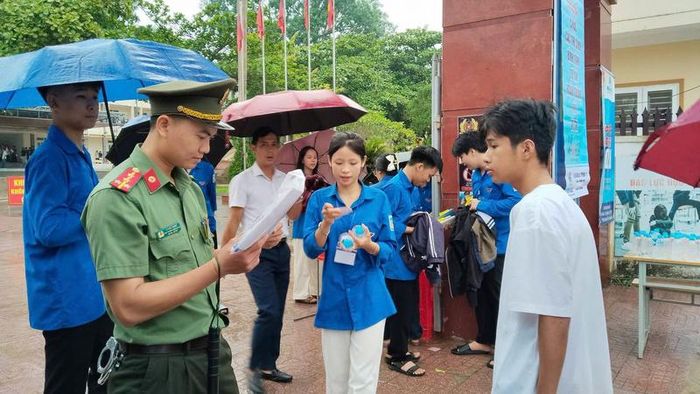 Bên cạnh công tác an ninh, Tỉnh đoàn Hà Tĩnh đã huy động hơn 3.200 lượt đoàn viên, thanh niên tham gia chương trình “Tiếp sức mùa thi”.