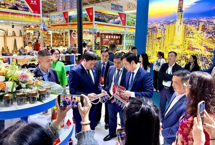 Thứ trưởng Nguyễn Sinh Nhật Tân dẫn đầu đoàn công tác Bộ Công Thương khảo sát các khu trưng bày quốc tế nhằm thúc đẩy kết nối chuỗi cung ứng khu vực. Ảnh: Cục XTTM