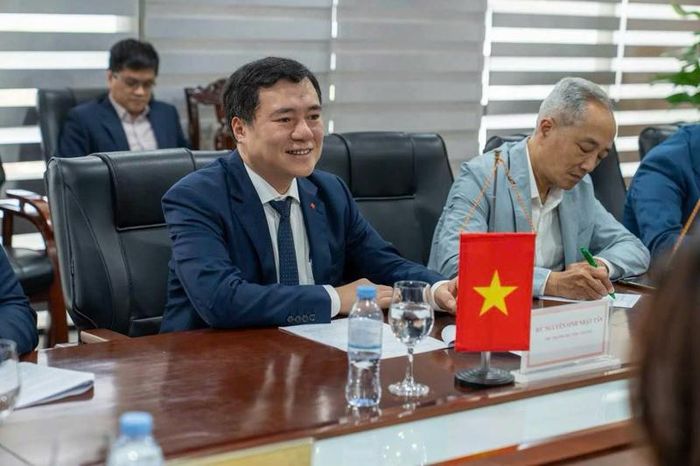 Thứ trưởng Nguyễn Sinh Nhật Tân phát biểu tại cuộc làm việc.