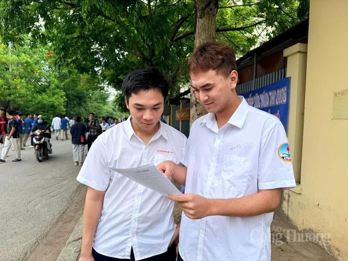 Thí sinh Nguyễn Quốc Anh (tay trái).