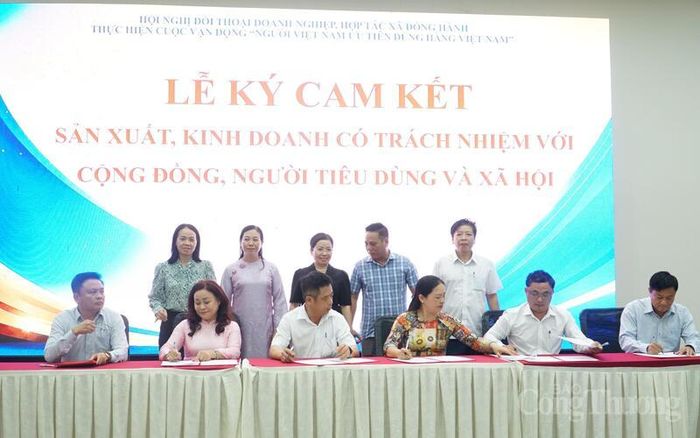 Đại diện các Hiệp hội doanh nghiệp ký cam kết sản xuất, kinh doanh có trách nhiệm với cộng đồng, người tiêu dùng và xã hội.