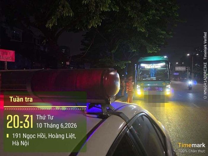Lực lượng cảnh sát giao thông kiểm tra phương tiện vi phạm. Ảnh: Cục Cảnh sát giao thông