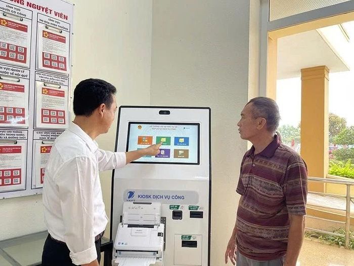 Cán bộ Trung tâm Phục vụ hành chính công phường Nguyệt Viên hướng dẫn người dân thực hiện các thao tác trên thiết bị điện tử.