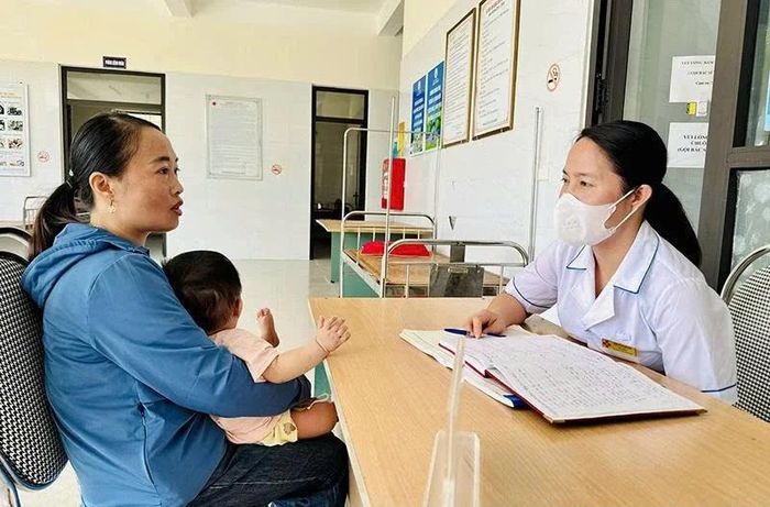 Cán bộ Trạm Y tế Vạn Xuân tư vấn cho bà mẹ nuôi con nhỏ.