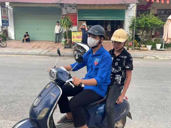 Đoàn viên thanh niên xã Thọ Lập hỗ trợ đưa thí sinh đến địa điểm thi Trường THPT Thọ Xuân 4.