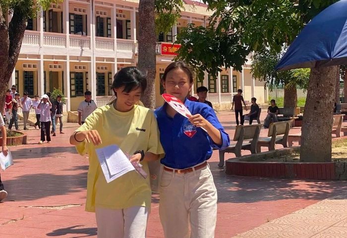 Đoàn viên thanh niên xã Thọ Lập hướng dẫn thí sinh vào phòng thi tại địa điểm thi Trường THPT Thọ Xuân 4.
