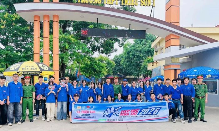 Đội hình thanh niên tình nguyện xã Triệu Sơn ra quân tiếp sức mùa thi.