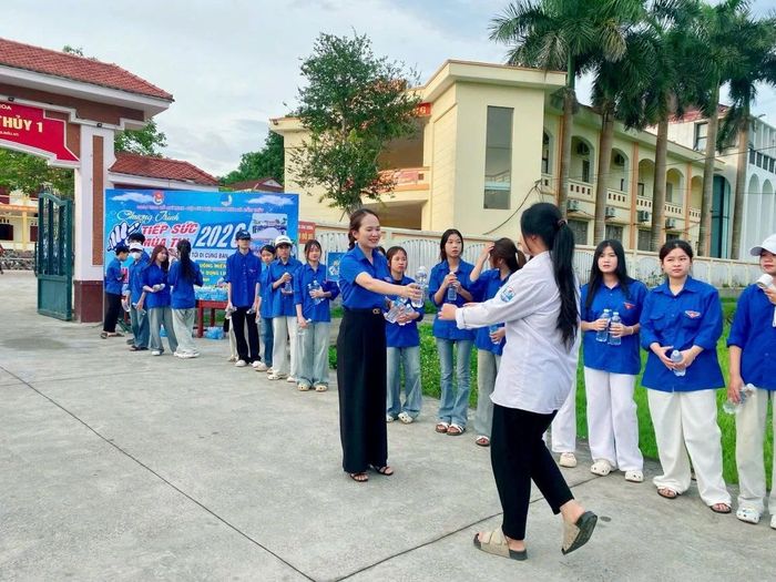 Đội hình tiếp sức mùa thi của Đoàn Thanh niên xã Cẩm Thủy hỗ trợ nước cho thí sinh trước khi vào phòng thi sáng 11/6.