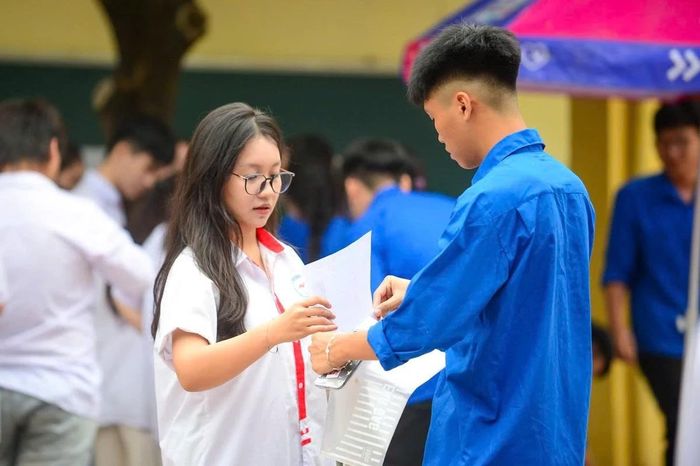 Tại điểm thi trường THPT Nguyễn Trãi (phường Hạc Thành), các đội hình tình nguyện cũng có mặt từ sớm để hỗ trợ thí sinh.