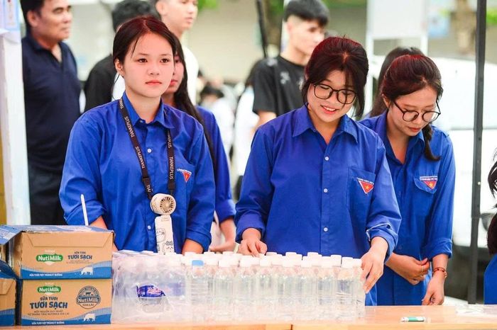 Lực lượng thanh niên tình nguyện tiếp nước cho thí sinh tại điểm thi Trường THPT Nguyễn Trãi (phường Hạc Thành).