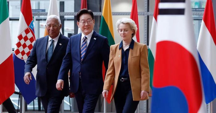 Tổng thống Hàn Quốc Lee Jae-myung ( giữa), Chủ tịch Hội đồng châu Âu Antonio Costa ( trái) và Chủ tịch Ủy ban châu Âu Ursula von der Leyen tiến đến địa điểm đón tiếp tại Hội đồng EU ở Brussels, Bỉ, vào ngày 10/6/2026. Ảnh: The Chosun