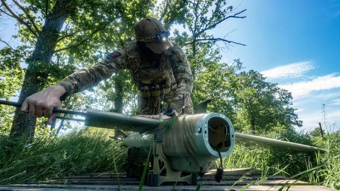 Một binh sĩ Ukraine chuẩn bị phóng máy bay không người lái từ một địa điểm ở vùng Kharkiv vào tháng 5/2026
