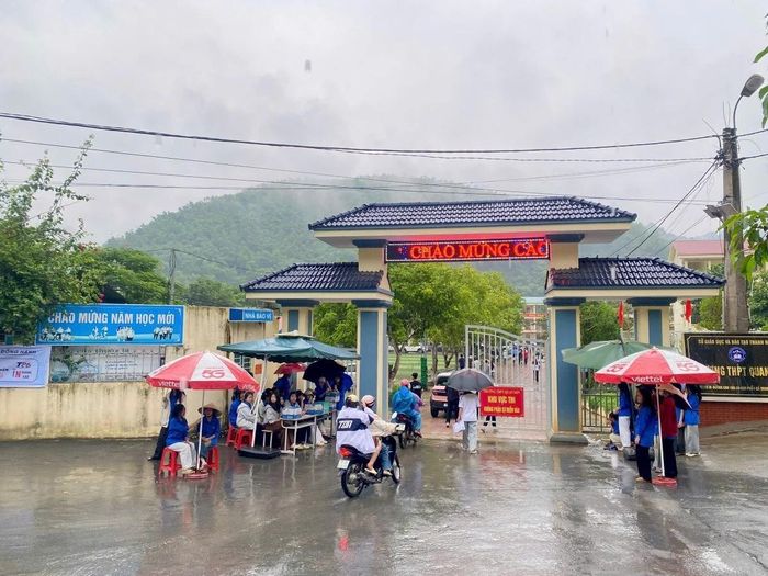 Trong sáng nay (11/6) - buổi thi đầu tiên của Kỳ thi tốt nghiệp THPT 2026, các đoàn viên thanh niên xã Quan Sơn đã túc trực ở khu vực cổng trường để hỗ trợ thí sinh, phụ huynh.