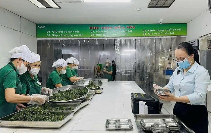 Đoàn kiểm tra Chi cục An toàn vệ sinh thực phẩm kiểm tra bếp ăn tập thể tại doanh nghiệp.