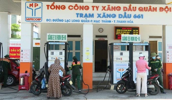 Người dân đến đổ xăng E10 tại trạm xăng dầu số 661, phường Hạc Thành.