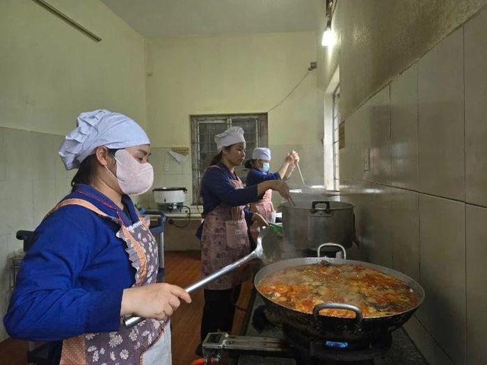 Việc hỗ trợ suất ăn miễn phí cho phụ huynh, học sinh vừa giảm chi phí vừa đảm bảo sức khỏe cho các em trước khi bước vào môn thi tiếp theo.