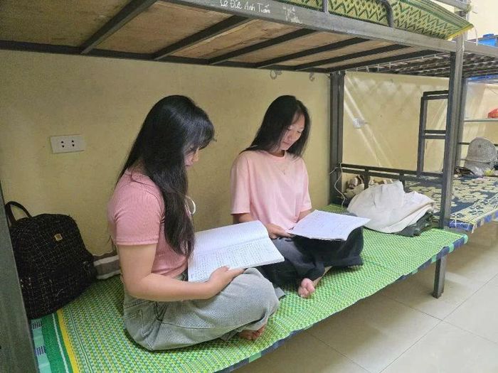 Các thí sinh được sắp xếp chỗ nghỉ ngơi trước khi bước vào môn thi tiếp theo.