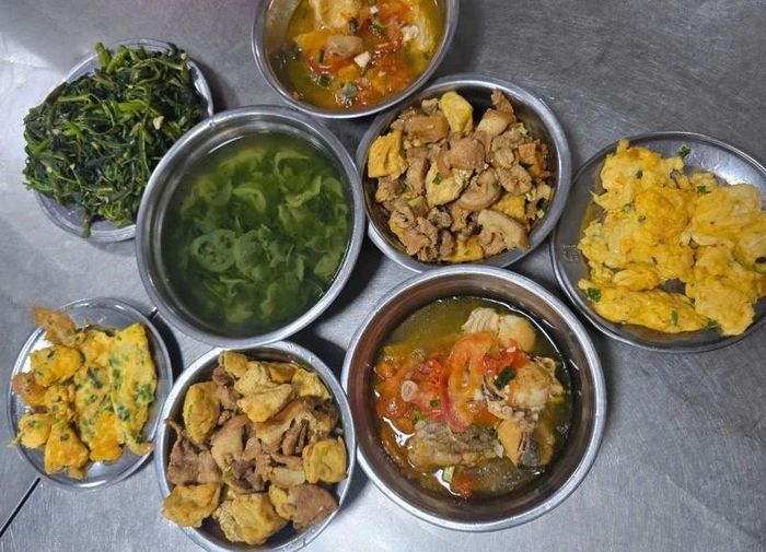 Suất ăn đầy đủ dinh dưỡng cho các em học sinh.
