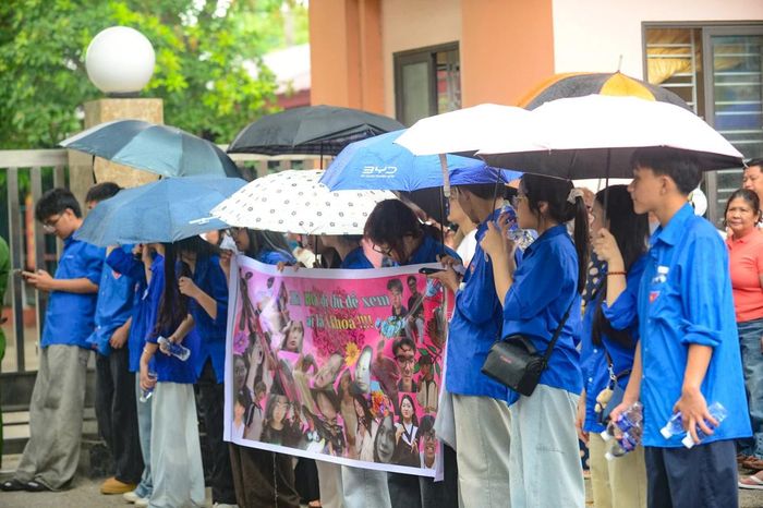 Không chỉ có phụ huynh, lực lượng thanh niên tình nguyện cũng có mặt từ sớm tại các điểm thi để hỗ trợ thí sinh và người nhà. Nhiều đoàn viên còn chuẩn bị sẵn áo mưa để phát cho thí sinh và phụ huynh.