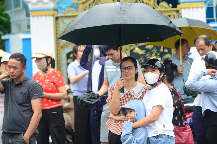 Nhiều phụ huynh chia sẻ rằng bản thân còn hồi hộp hơn cả con em mình. Sau 12 năm học tập và nhiều tháng ôn luyện căng thẳng, Kỳ thi tốt nghiệp THPT được xem là dấu mốc quan trọng, ảnh hưởng đến nhiều lựa chọn học tập và nghề nghiệp trong tương lai. Chính vì vậy, dù trời mưa hay nắng, họ vẫn muốn ở gần con trong những thời khắc đặc biệt này.