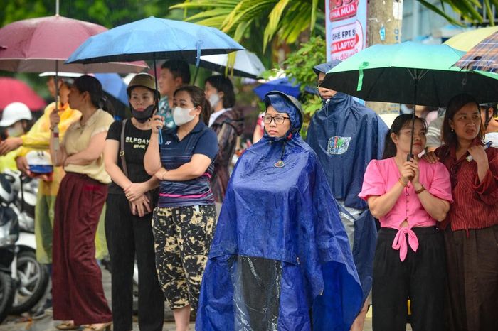 Suốt 120 phút thi môn Ngữ văn, khu vực bên ngoài các điểm thi luôn có đông phụ huynh túc trực. Sự hiện diện của cha mẹ được xem là nguồn động viên tinh thần lớn đối với các sĩ tử trong ngày thi quan trọng.