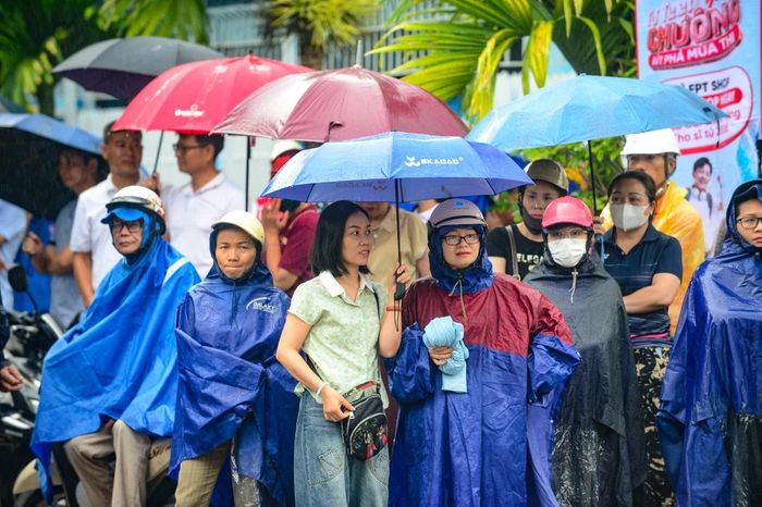 Giữa cơn mưa mùa hạ, hình ảnh những chiếc ô nghiêng về phía con, những bước chân vội vã ra đón con sau giờ thi đã trở thành nét đẹp đầy cảm xúc trước cổng trường. Đó không chỉ là sự quan tâm của cha mẹ mà còn là nguồn động viên tinh thần quý giá, tiếp thêm niềm tin để các sĩ tử vững vàng bước vào những môn thi tiếp theo.