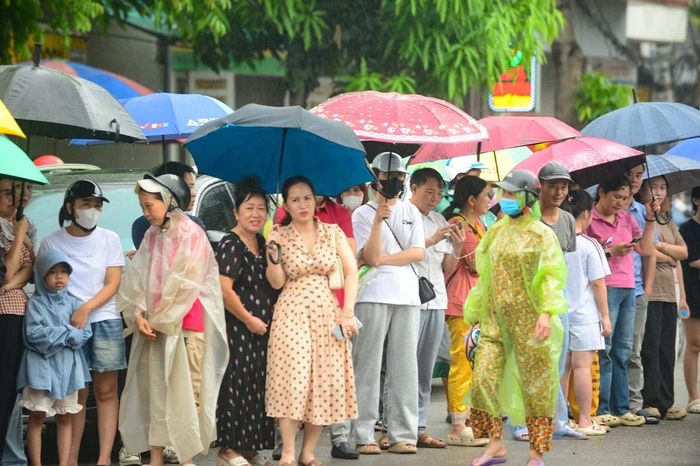 Dù thời tiết sáng nay không thuận lợi, có mưa nhưng không ít phụ huynh, người nhà các thí sinh vẫn kiên nhẫn đứng đợi con.