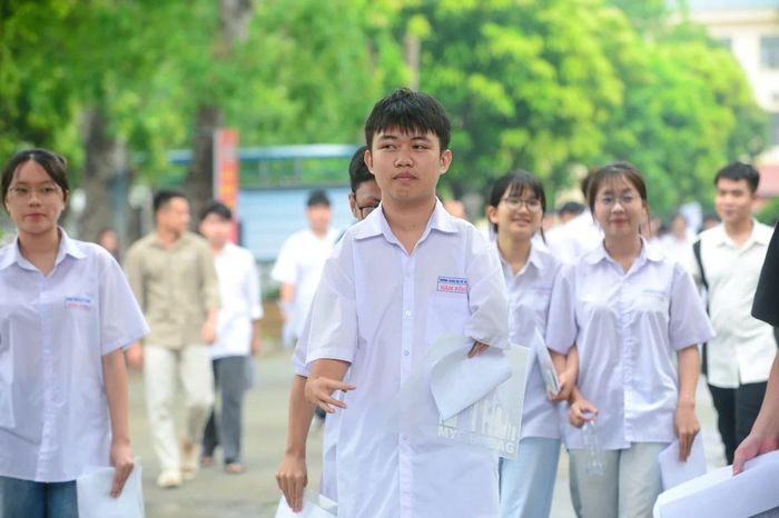 Nhiều thí sinh cho rằng đề mở, không giới hạn cách tiếp cận nên mỗi bài làm có thể mang dấu ấn riêng của người viết. Đây cũng là điểm tích cực giúp phát huy sự sáng tạo, năng lực tư duy và kỹ năng diễn đạt của học sinh, đồng thời phù hợp với mục tiêu phát triển phẩm chất, năng lực mà chương trình giáo dục mới đang hướng tới.