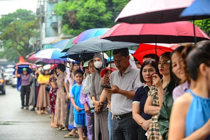 Bên ngoài khu vực thi, nhiều phụ huynh cũng hồi hộp chờ đón con em hoàn thành môn thi đầu tiên. Khi thấy con bước ra với tâm trạng vui vẻ, nhiều người không giấu được sự nhẹ nhõm.