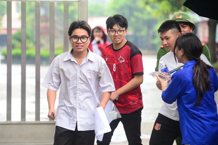 Đề thi không đặt nặng việc học thuộc lòng hay tái hiện kiến thức một cách máy móc mà khuyến khích thí sinh thể hiện tư duy độc lập, quan điểm cá nhân và kỹ năng lập luận. Điều này giúp việc đánh giá năng lực người học trở nên toàn diện, khách quan hơn.