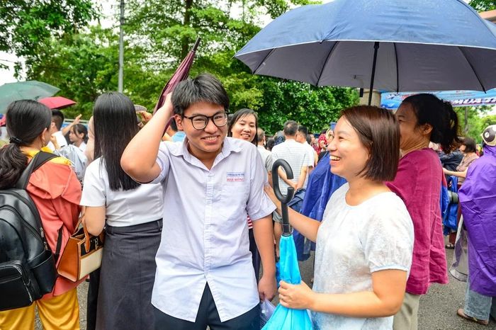 Dù còn nhiều cảm xúc khác nhau về độ khó của đề, nhưng các em đều chung tâm trạng nhẹ nhõm khi đã vượt qua môn thi mở màn của kỳ thi quan trọng. Chiều nay, các thí sinh sẽ tiếp tục bước vào môn thi thứ hai là môn Toán với quyết tâm đạt kết quả tốt nhất, hiện thực hóa mục tiêu sau 12 năm đèn sách.