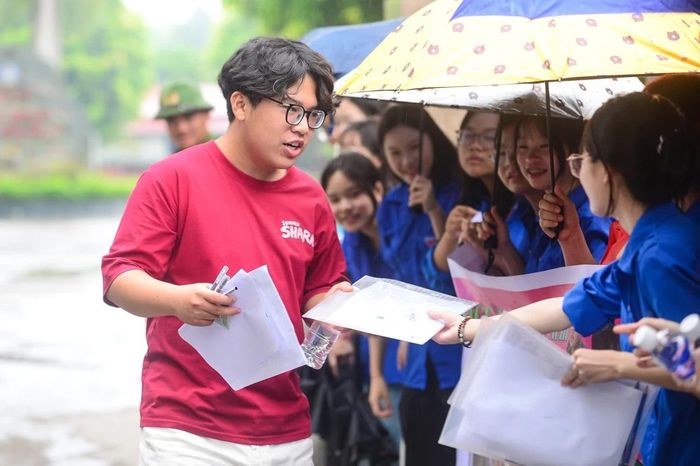 Em Lê Đại Phong, học sinh Trường THPT Hàm Rồng, phường Hạc Thành cho biết, đề thi năm nay tạo nhiều cơ hội để thí sinh thể hiện suy nghĩ cá nhân. “Phần đọc hiểu không quá khó nhưng các câu hỏi yêu cầu phải hiểu kỹ văn bản mới có thể trả lời chính xác. Đặc biệt, câu nghị luận xã hội em thấy khá thú vị, giúp em có thể liên hệ thực tế và trình bày quan điểm của mình”, Phong chia sẻ.