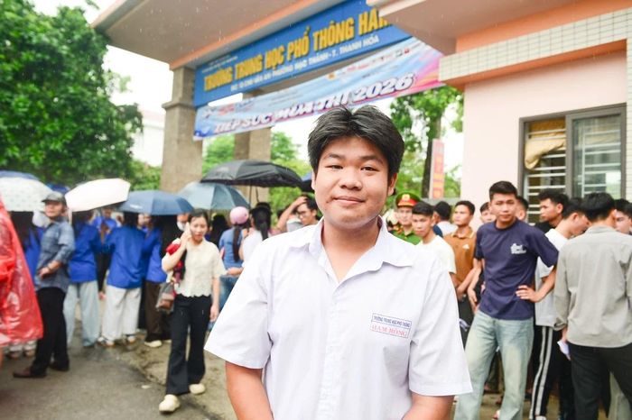 Em Nguyễn Hoàng Minh, học sinh Trường THPT Hàm Rồng chia sẻ: “Đề không đánh đố nhưng để đạt điểm cao không hề dễ vì cả 2 bài viết đều là dạng bài nghị luận xã hội. Các câu hỏi yêu cầu phải biết phân tích, lập luận chặt chẽ và có chính kiến riêng. Em nghĩ phổ điểm sẽ tập trung ở mức khá”.