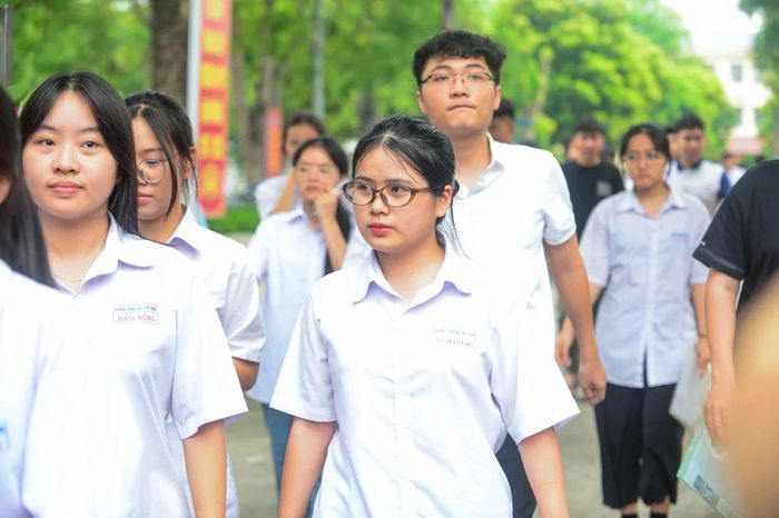 Các ngữ liệu được sử dụng trong đề thi được nhiều thí sinh nhận xét là gần gũi với đời sống, mang tính thời sự và có ý nghĩa giáo dục. Nội dung các văn bản gợi mở nhiều vấn đề quen thuộc trong học tập, cuộc sống và các mối quan hệ xã hội, giúp thí sinh dễ tiếp cận, tránh tâm lý áp lực hay bị bất ngờ. Nhờ đó, các em có cơ hội liên hệ với những trải nghiệm thực tế của bản thân để triển khai ý tưởng, làm cho bài viết sinh động và giàu cảm xúc hơn.