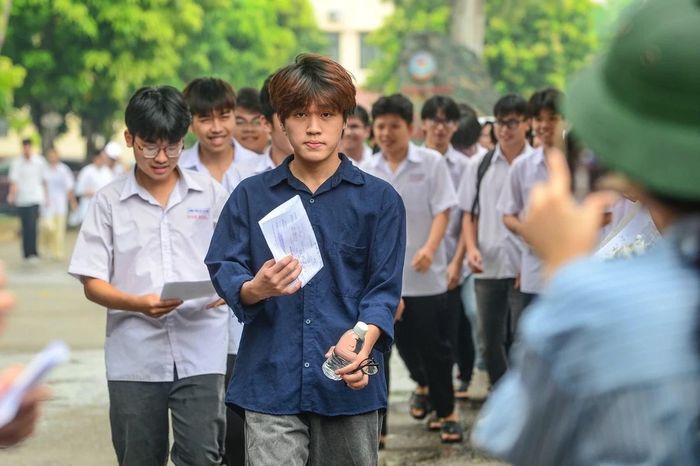 Việc tiếp tục xây dựng đề thi theo hướng phát triển năng lực, các câu hỏi yêu cầu thí sinh vận dụng kiến thức để giải quyết những vấn đề gắn với thực tiễn cuộc sống được xem là tín hiệu tích cực, phù hợp với mục tiêu đổi mới giáo dục hiện nay. Thay vì học thuộc những bài văn mẫu, thí sinh được khuyến khích bày tỏ quan điểm cá nhân, vận dụng kiến thức vào thực tiễn và thể hiện khả năng lập luận, tư duy một cách sáng tạo.