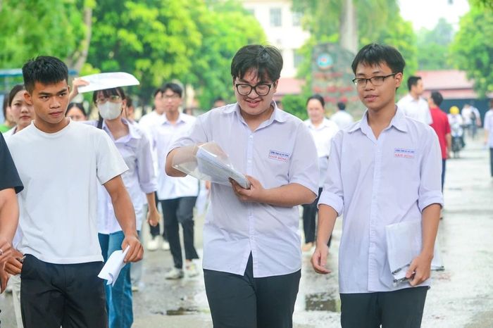 Bên cạnh việc tạo điều kiện để đa số thí sinh hoàn thành bài thi, đề Ngữ văn năm nay vẫn có tính phân hóa nhất định thông qua các câu hỏi yêu cầu khả năng phân tích, đánh giá và bày tỏ chính kiến.