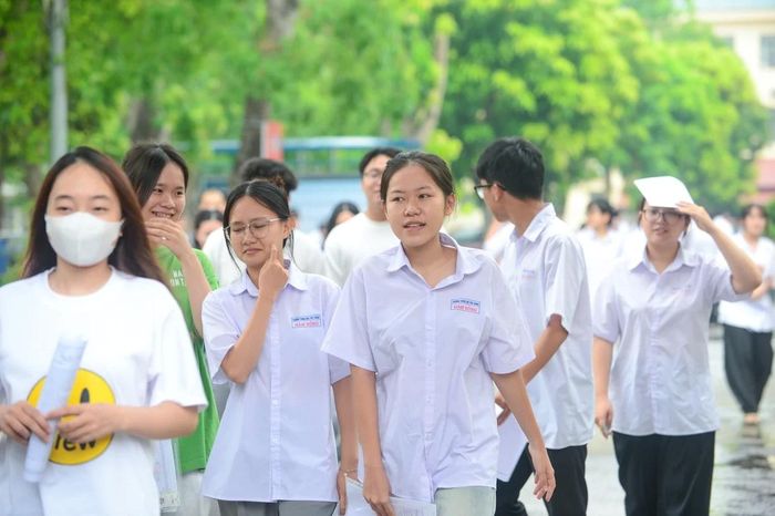 Nhiều thí sinh đánh giá đề thi Ngữ văn năm nay có cấu trúc quen thuộc, bám sát định hướng đổi mới của Chương trình Giáo dục phổ thông 2018, tập trung kiểm tra khả năng đọc hiểu, cảm thụ và vận dụng kiến thức vào thực tiễn.