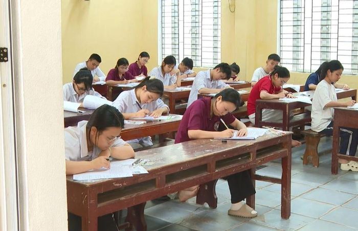 Thí sinh làm bài thi tại điểm thi Trường THPT Đào Duy Từ.