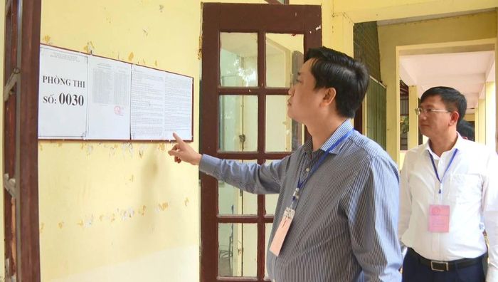 Đoàn công tác kiểm tra tại điểm thi Trường THPT Đào Duy Từ.