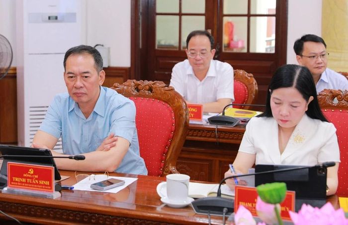 Phó Bí thư Tỉnh ủy, Chủ tịch Ủy ban MTTQ tỉnh Trịnh Tuấn Sinh và đại biểu dự hội nghị.