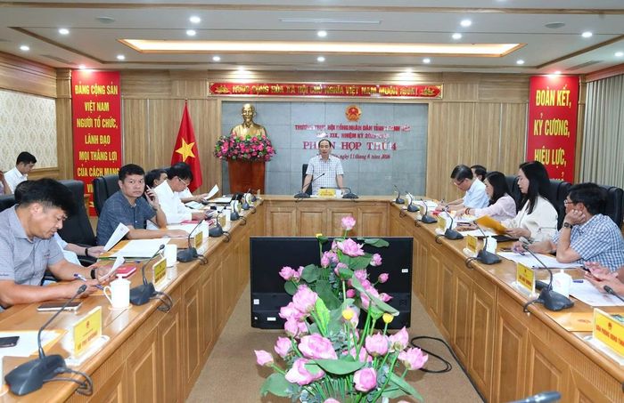 Đồng chí Lê Tiến Lam, Ủy viên Ban Thường vụ Tỉnh ủy, Phó Chủ tịch Thường trực HĐND tỉnh chủ trì phiên họp.