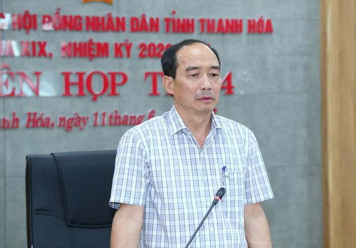 Phó Chủ tịch Thường trực HĐND tỉnh Lê Tiến Lam phát biểu tại phiên họp.