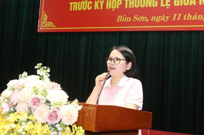 Cử tri phường Bỉm Sơn tham gia ý kiến tại buổi tiếp xúc cử tri.