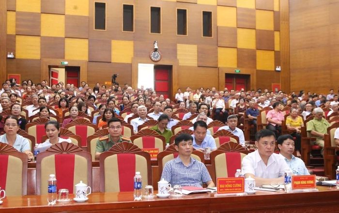 Các đại biểu và cử tri tham dự buổi tiếp xúc.